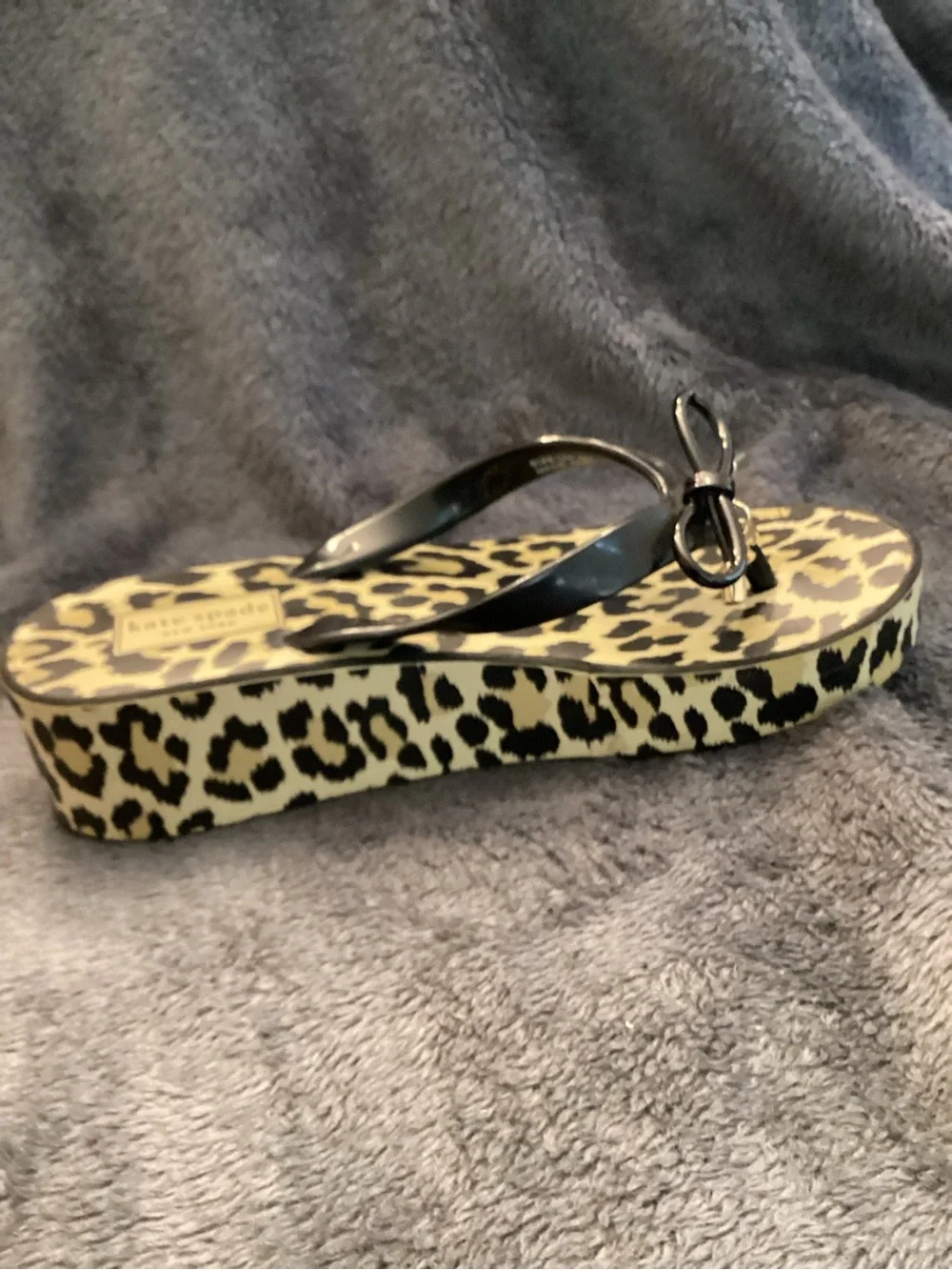 kate spade Leopard Print Platform Flip Flops with Bow Accent and Charm size 6
